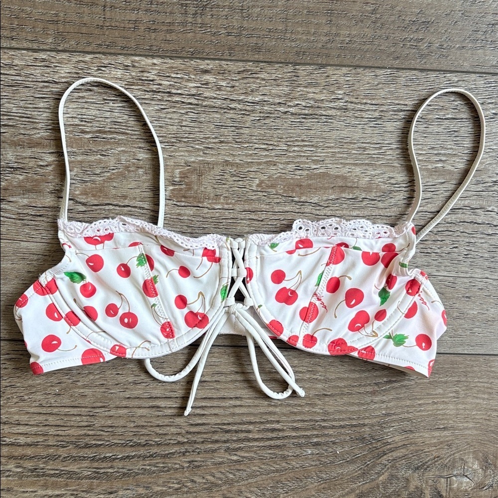 Frankies Bikinis x Sydney Sweeney Lucia Bikini Top
White Cherry Print Lace Trim